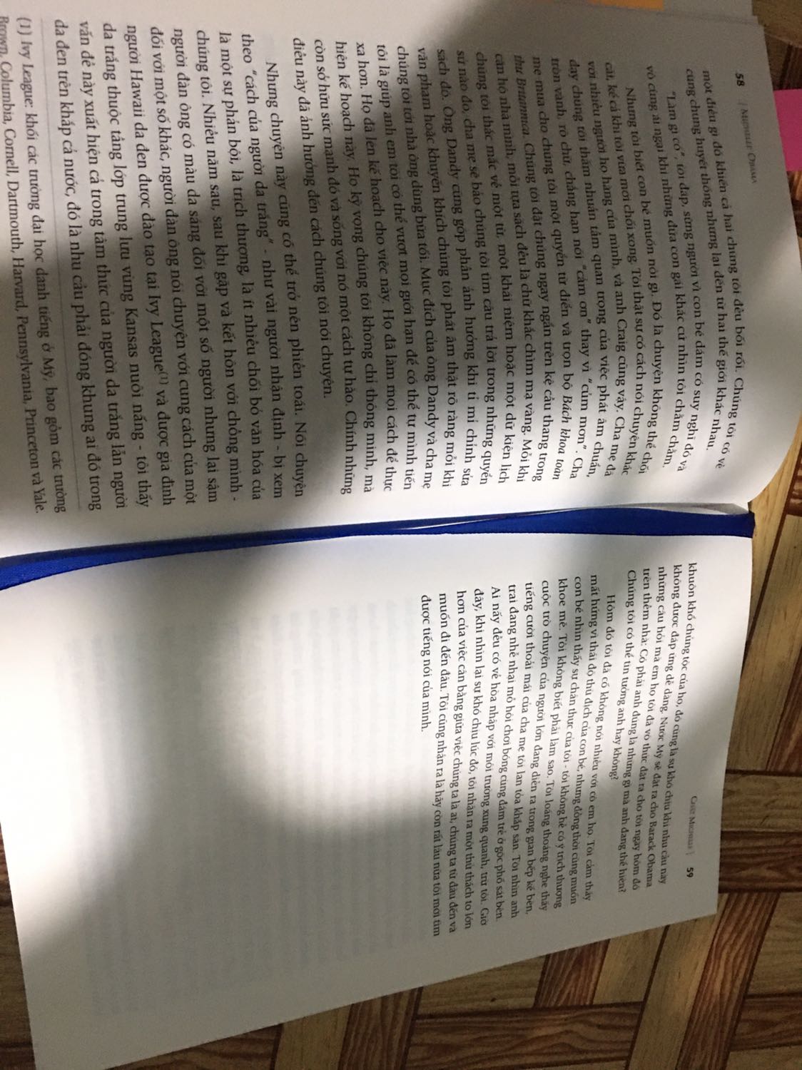 Mới mua về mình thấy sách cũng không mới tinh mà hơi cũ và có khá nhiều vết xước trên bìa, nhưng chất liệu thì siêu OK luôn nhé, có điều mỗi khi đọc thì cái bùa hay bị tuột khỏi sách khi cầm thằng đọc bình thường và nên ngồi ghế, để sách trên bàn rồi đọc chứ cầm không trụ nổi đâu. Mình mới đọc chưa được 1/5 sách nên không dám đánh giá nhiều về nội dung sách. Ấy thế mà mình đã có những cảm xúc cảm động, tức giận, bất ngờ mà chưa có 1/5 cuốn sách nào mà mình đọc làm được điều ý, phần mình đọc thì bà ấy phê phán về phân biệt chủng tộc ở Mĩ, mình cũng biết sơ sơ về phân biệt chủng tộc nhưng mình không ngờ lại đến mức đấy theo cảm nhận của Michelle, vì mình quá thích sách về ngôn từ, nội dung nên mấy cái xước gì gì đấy thì kệ nó đi. Bọc hành rất kĩ lưỡng nha! Sách về mà mình ngồi ôm em nó mấy chục phút ?