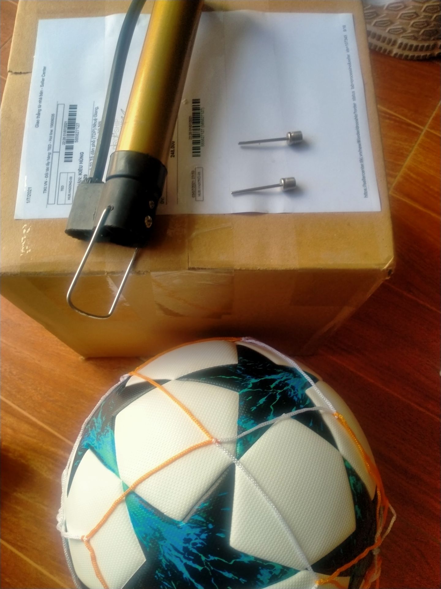 Giao hàng nhanh, đúng hẹn, bóng tròn đều. là bóng cơ bắp nhưng đá êm, nói chung là rất ổn. Lần sau sẽ mua tiếp Giao hàng nhanh, đúng hẹn, bóng tròn đều. là bóng cơ bắp nhưng đá êm, nói chung là rất ổn. Lần sau sẽ mua tiếp