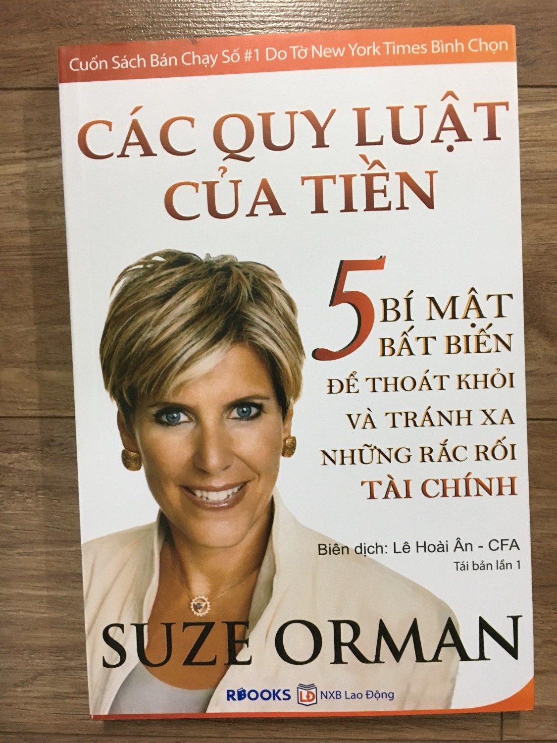 Cuốn sách này thực sự rất hay. Nó hướng dẫn cách quản lý tiền, cách đầu tư đúng đắn, ... Nó cũng chia sẻ những câu chuyện cá nhân mà có thể dễ dàng thấy bản thân mình trong đó. "Hãy lấy những gì bạn đang có và xây dựng những gì bạn mơ ước từ xuất phát điểm hiện tại". Rất hay nhé!!