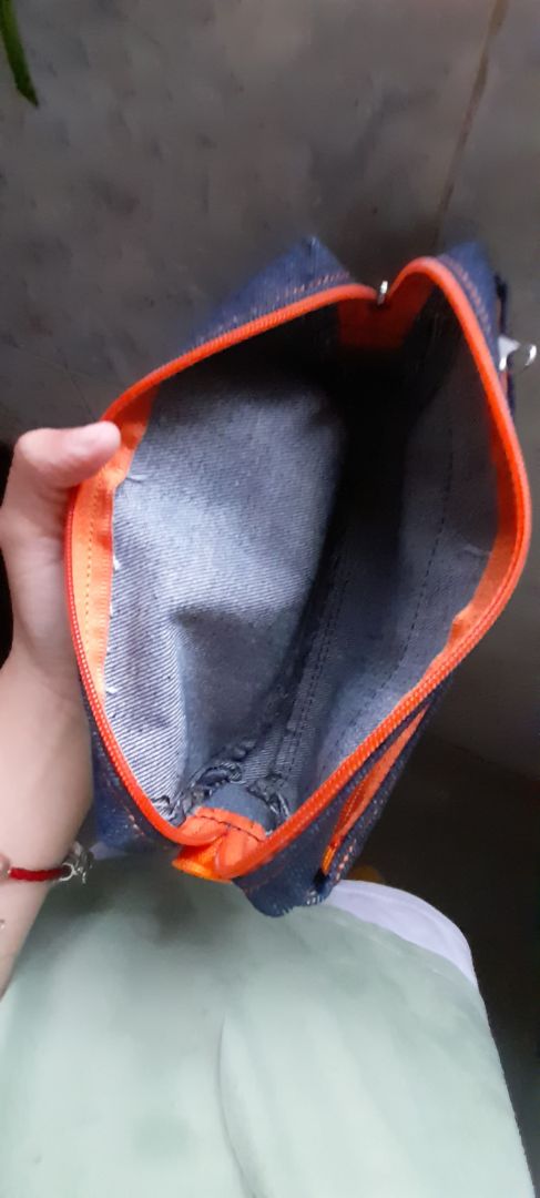 giao khong dung mau minh can . Minh dung hop but tang qua cho em trai kha .hop but kha to ,vai  mong khong duoc dep