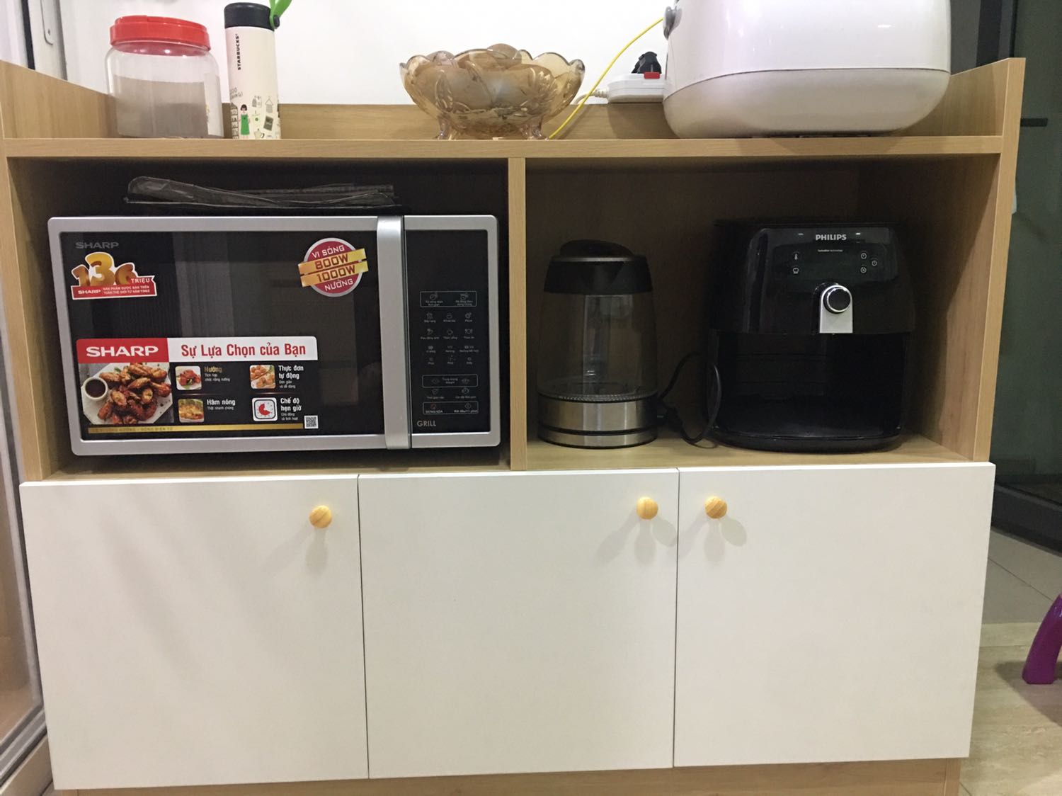 Mới nhận hàng thiết kế hợp lý, mẫu mã đẹp. Bản lề là caniry ổn. Độ bền thì cần thời gian. Tuy nhiên không ưng bạn ship hàng chút nào, ban đầu chỉ bảo chuyển đến dưới nhà.