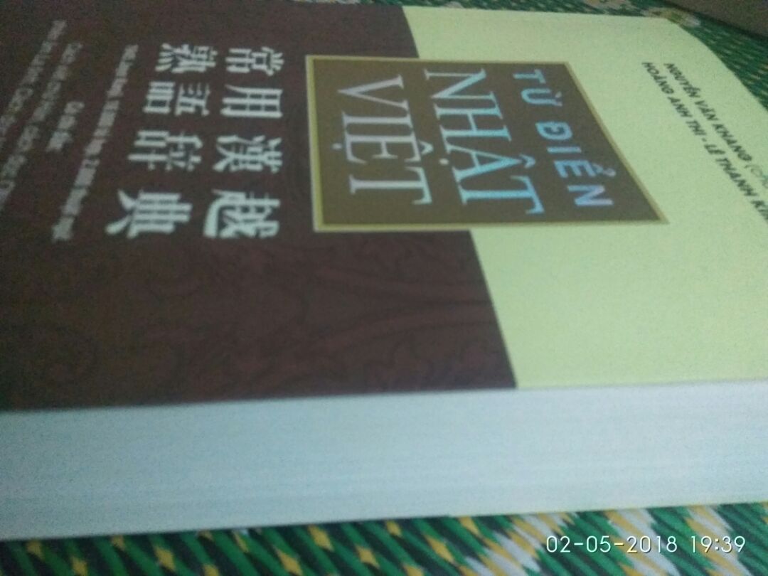Sách rất tiện cho việc học chữ kanji và từ vựng. Trình bày đơn giản, có cách viết từng chữ kanji. Nhiều từ vựng đi kèm. 
Tuy nhiên sách hơi to, nặng và dày