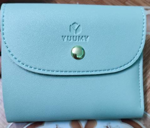 Giao hàng đúng hình. Ví sờ lên mềm, cầm vừa tay. Mình mua màu xanh ngọc mà chụp lên điện thoại nó thành màu xanh lơ :v