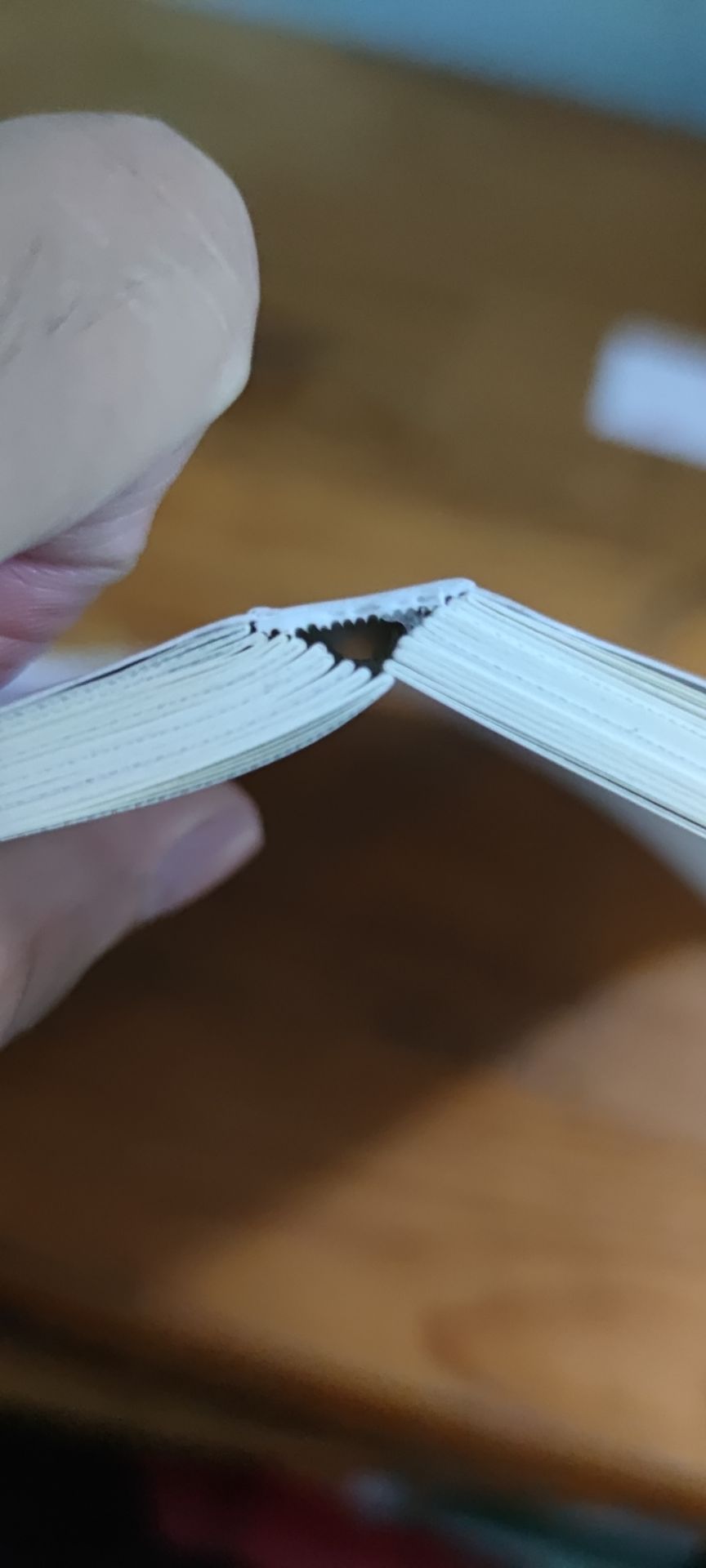 ở ngoài thì ko sao nhưng bên trong nó đã bị bong keo hết rồi ạ, em là fan cứng chỉ mua sách ở tiki đó giờ không bị sao hết mà lần này bị vấn đề này ạ, em mong shop hỗ trợ giúp em và em sẽ xoá bình luận, rất thất vọng vì bêd ngoài rất đẹp mà bên trong rách rồi