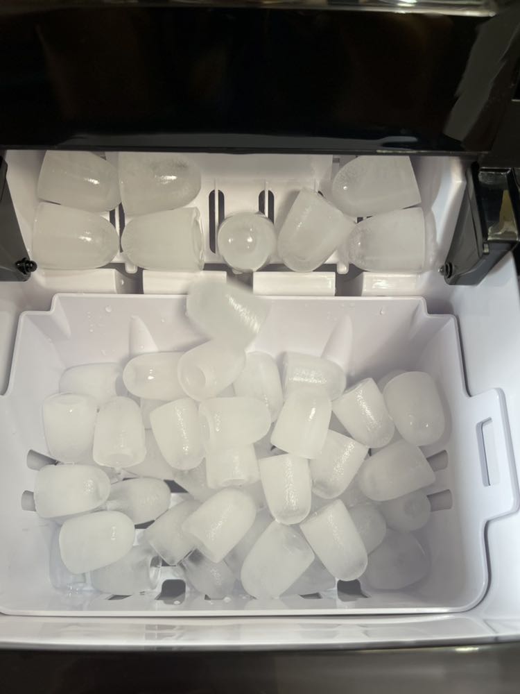 Trước khi mua mình đã xem qua các loại máy làm đá, hàng Trung Quốc nội địa thì có Conair/Hicon Xiaomi, giá rẻ hơn nhưng là nguồn hàng xách tay, phím điều khiển tiếng Trung Quốc, hàng Đức cao cấp hơn thì có Caso, nhưng giá khá cao. Cuối cùng mình chọn Tiross, giá ok và quan trọng là phân phối chính hãng nên mua yên tâm hơn. Những mẻ đầu máy làm đá chậm, mỏng, về sau sẽ nhanh hơn, đá dày hơn. Điểm trừ là máy ko có tính năng giữ nhiệt, đá làm ra phải chuyển qua trữ tủ lạnh nếu không sẽ nhanh tan. Với nhu cầu sử dụng ít người thì mình hài lòng với cái máy này.