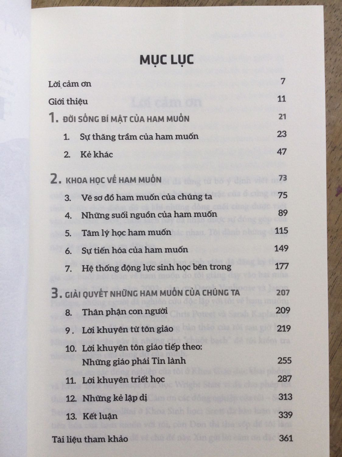 - Tựa gốc : On desire
 - Tựa dịch : Bàn về ham muốn.
 Đánh giá : 8/10.
  Nhóm dịch thật xuất sắc. Đúng nghĩa một chữ BÀN. Bàn luận. Bàn chứ không bình. Chỉ đưa ra những góc nhìn đa dạng về “ham muốn”.
Ở những chương cuối. Nêu lên những lời khuyên triết học. Tương tự cuốn sách khác của ông, “Chủ nghĩa khắc kỷ”.
Ông nhấn mạnh rằng, bất kỳ ai trong xã hội ngày nay, đi theo lời khuyên triết học, cũng sẽ trở thành “những kẻ lập dị” (cũng giống như các vị chân tu nhà phật, cũng là lập dị so với người đời)
Thật đúng là vậy. 
 - Trích - trang 314:
“Đối với hầu hết mọi người, cuộc sống đòi hỏi một loạt các thoả hiệp liên tục giữa những gì họ muốn cho bản thân và những gì người khác muốn. Do đó, hầu hết mọi người dần từ bỏ *** đối với chính mình. Họ từ bỏ nó để dâng cho người thân, cho hàng xóm, và thậm chí cho những người hoàn toàn xa lạ. Họ làm vậy vì họ rất coi trọng sự ngưỡng mộ của người khác và sợ bị khinh thường và chế giễu.
   Ngược lại, những kẻ lập dị từ chối việc từ bỏ quyền tự chủ với bản thân. Họ không chịu sống vì người khác. Họ có cái nhing của riêng mình về những giá trị trong cuộc sống và lối sống nào mới là đáng sống.
  Những kẻ lập dị từ chối tuân theo các tiêu chuẩn của xã hội mà họ đang sống. Điều thúc đẩy người khác sẽ không thúc đẩy họ. Họ có thể chẳng thấy ích gì khi cố gắng gây ấn tượng với mọi người bằng một chiếc oto mới hay một ngôi nhà to đẹp…”