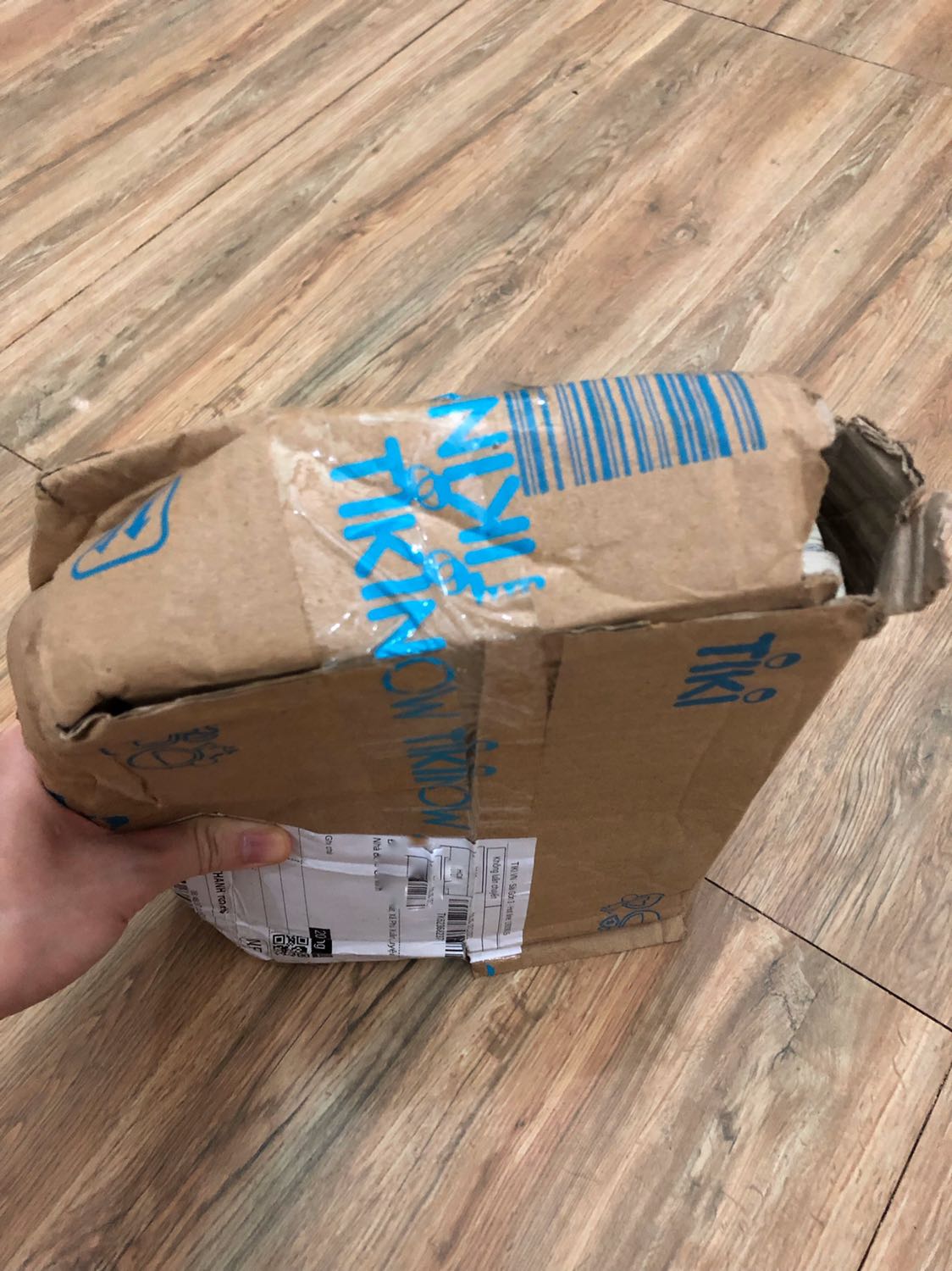 Mình đặt chung với 2 cuốn khác. Dự kiến 20.11 giao nhưng 22.11 mới nhận được hàng. Đóng gói và vận chuyển rất tệ luôn. May là sách bên trong không sao