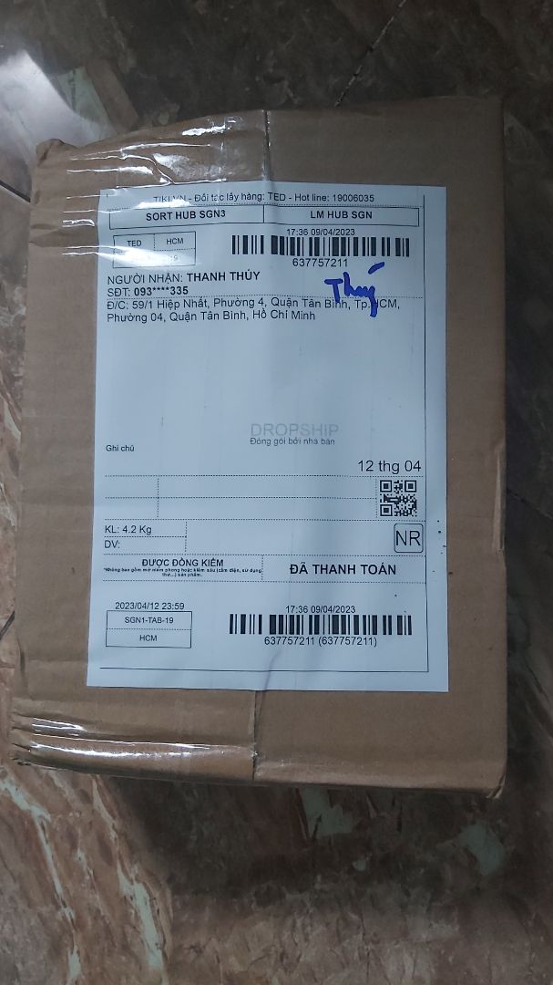 Đặt vành bóng rổ sao giao đôi giầy. Yêu cầu trả hàng