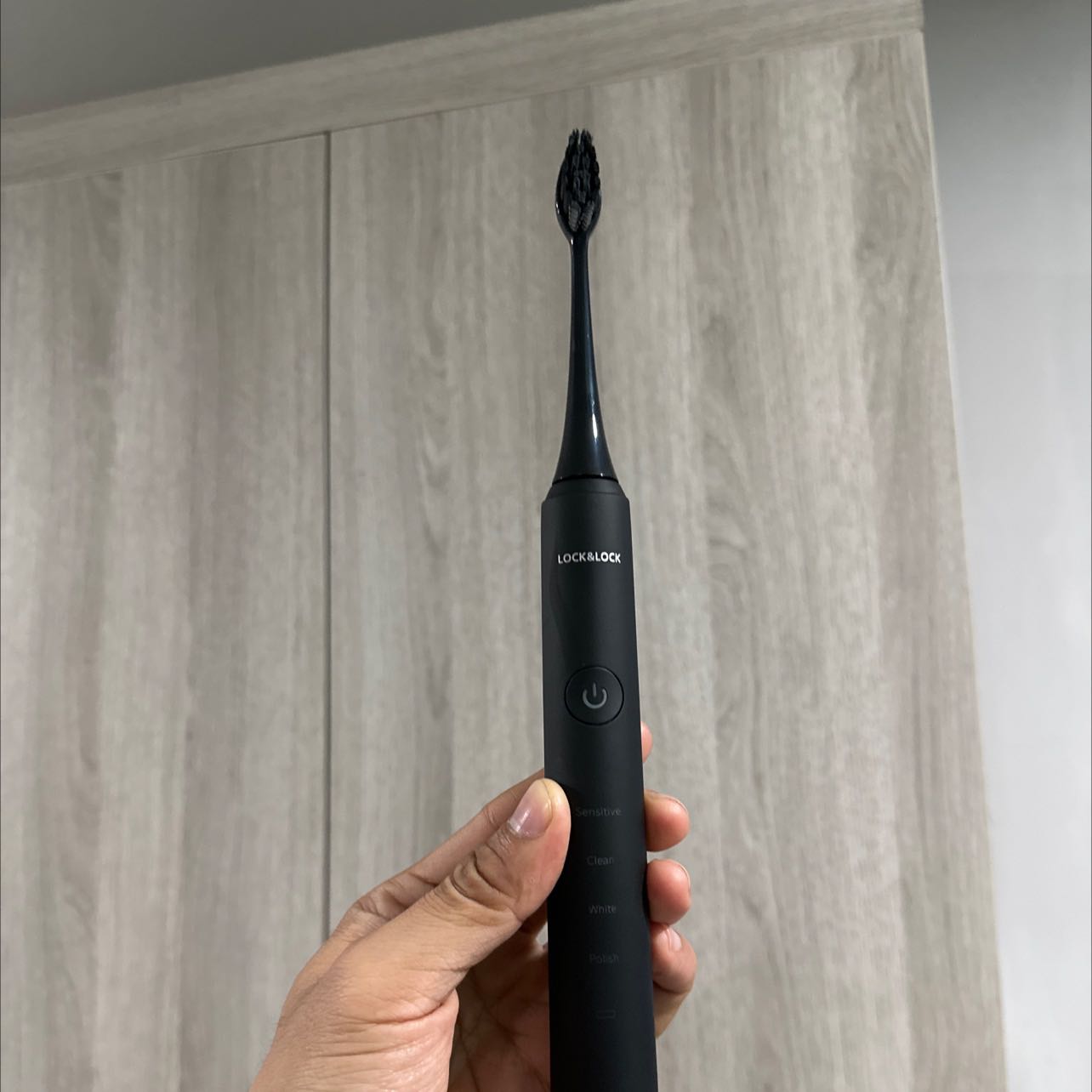 Mình mua cả hai màu đen và trắng. Dùng thử quá thấy khá tốt và sp khá đẹp. Sp cũng rẻ hơn vài brand khac, mình cũng đã *** rồi, thấy thằng nào rung cũng như nhau với lại Lock&Lock thì cũng là một thương hiệu tốt, mình sài được vài ngày thấy khá êm và đánh sạch.