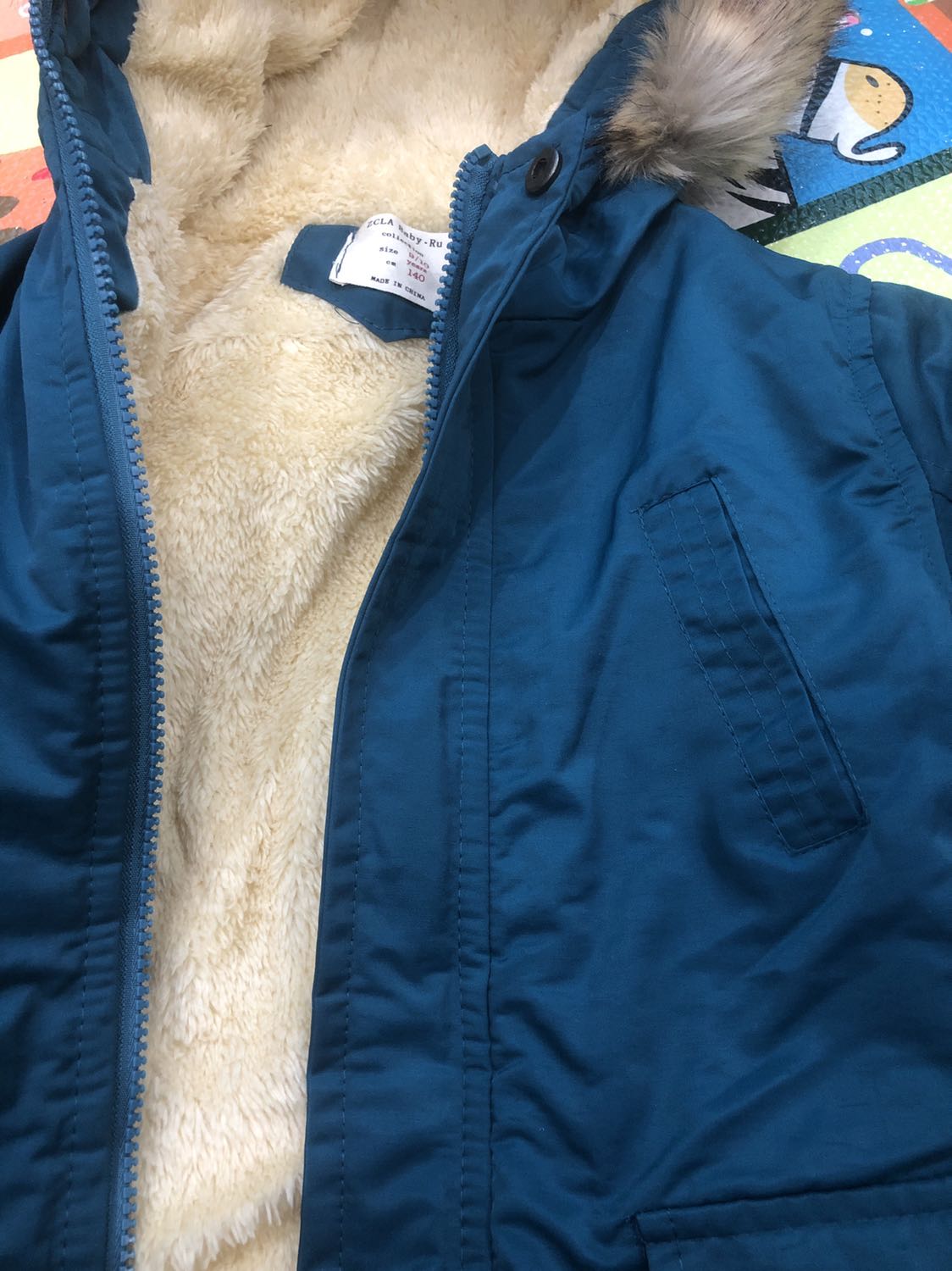 Mình thấy áo này giống áo xưởng Việt Nam! Hơn là áo Châu, với giá như vậy thì hơi cao, chất liệu bên ngoài là dạng vải dù ko thấm nước chứ ko phải kaki như mình nghĩ. Nói chung kiểu dáng thì được, nhưng chất lượng so với giá tiền thì mình chỉ đánh giá 3 sao nha shop!