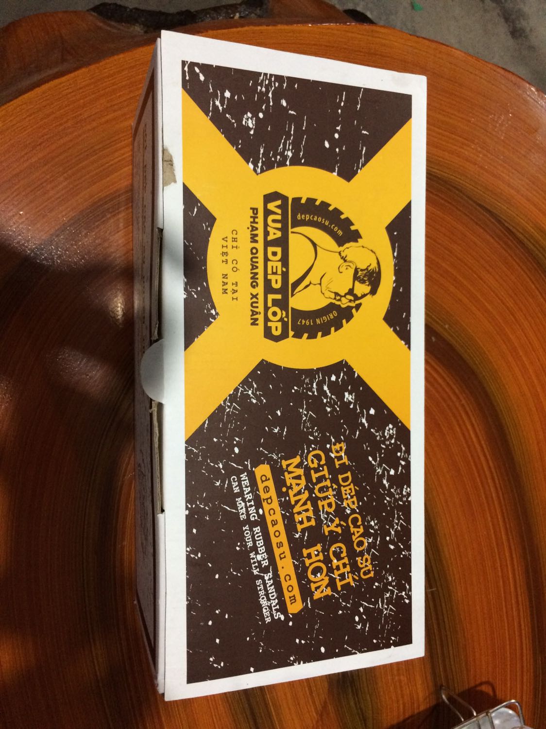 Dép đẹp đi rất vừa vặn k chê vào đâu đc. Tuy là đôi dép cao su nhưng vẫn có hộp đựng và có ghi chú lịch sử ra đời. Hộp đựng chắc chắn.