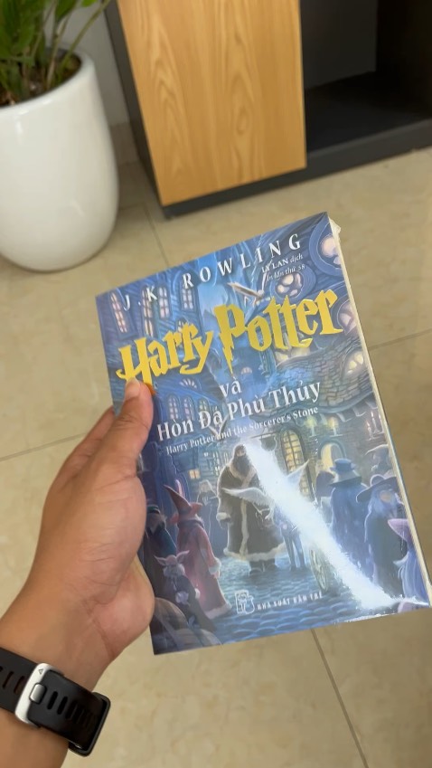 Mình đặt lúc 7h tối ngày 29/10 thì sáng ngày 30/10 Tiki đã giao sách đến nơi, mua sách của Tiki Trading thì thường sẽ giao rất nhanh.
Nhìn bên ngoài, sách thiết kế đẹp, bọc nilon kín.
Mình mua tặng nên không bóc ra, không biết chất lượng giấy thế nào.
Giá cả thế này thì rất hợp lý để mua về đọc rồi.