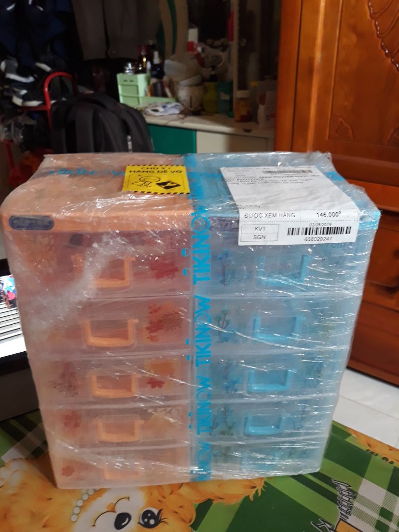 giao hàng nhanh..tủ chất lượng và đủ số, mẫu mã dễ thương..giao ko bị vỡ tủ rất nguyên vẹn.. tủ bé bé xinh xinh.. cũng đựng dc khá là nhiều đồ....giá thành mua lúc giảm còn 64k nên cũng rẻ.cảm ơn shop giao hàng nhanh..tủ chất lượng và đủ số, mẫu mã dễ thương..giao ko bị vỡ tủ rất nguyên vẹn.. tủ bé bé xinh xinh.. cũng đựng dc khá là nhiều đồ....giá thành mua lúc giảm còn 64k nên cũng rẻ.cảm ơn shop