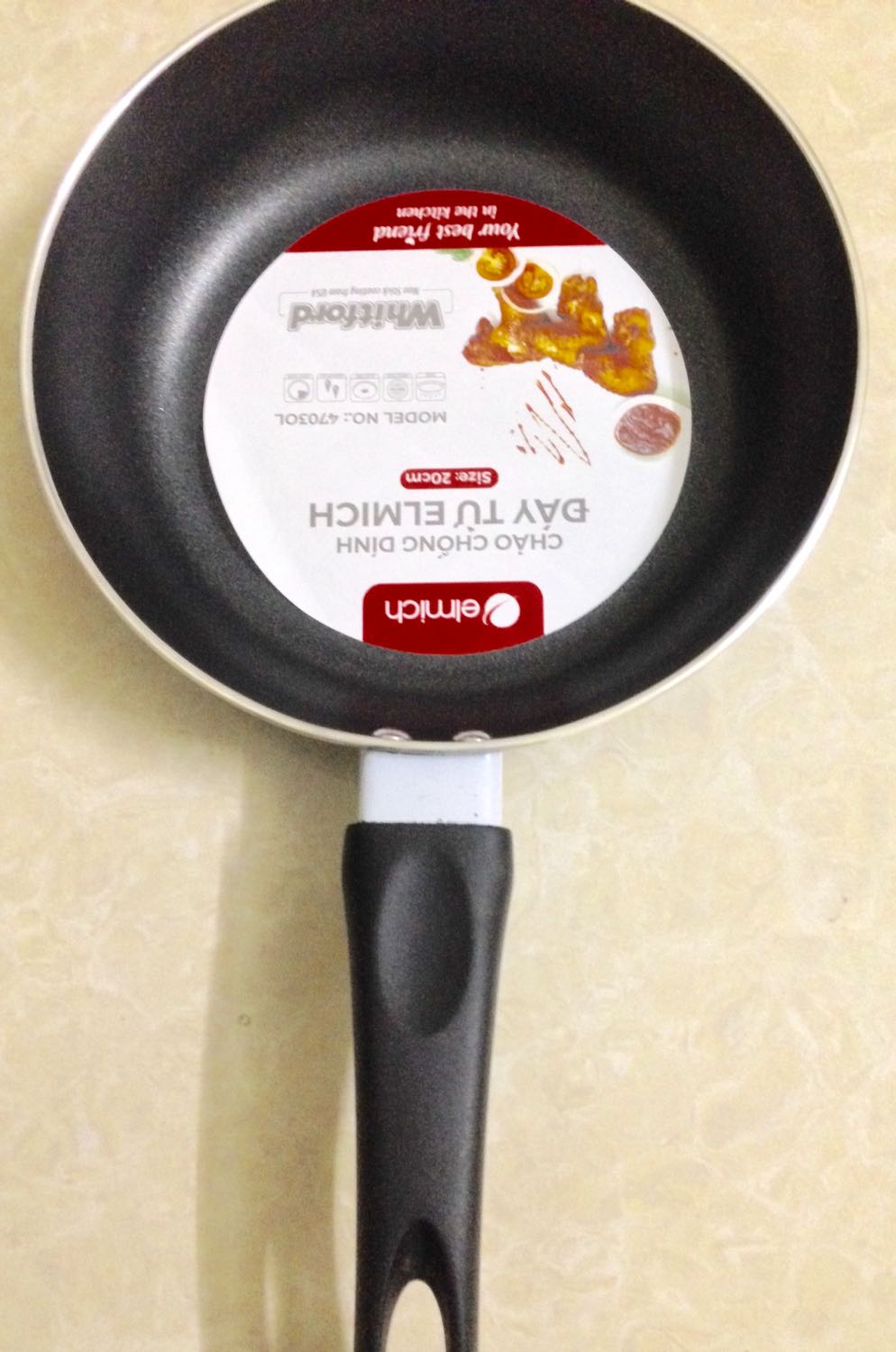 Điểm nối giữa miệng chảo và tay cầm nhìn không được mới, mặt đáy chảo có vết đen. Lần này mua chảo từ Elmic trông không đc chắc chắn như lần trước. Sẽ dùng thử sau