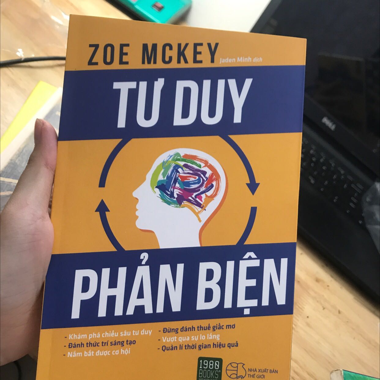 Đóng gói cẩn thậnnn nhma sách hong tặng kèm bookmark nên hơi buồn á nhma sách hay nên mua nhó