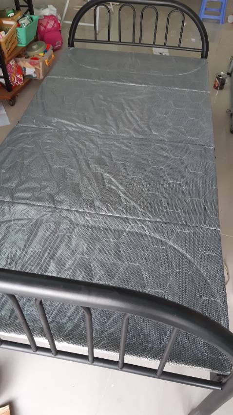 Gọng sắt rất mỏng nên bị móp trong lúc vận chuyển, phần lót nệm quá mỏng, có như không. Chất lượng ko tương xứng với giá tiền. Mọi người nên cân nhắc khi mua. Nhân viên giao hàng thì ok. Gọng sắt rất mỏng nên bị móp trong lúc vận chuyển, phần lót nệm quá mỏng, có như không. Chất lượng ko tương xứng với giá tiền. Mọi người nên cân nhắc khi mua. Nhân viên giao hàng thì ok.