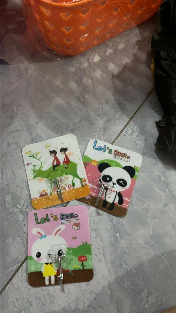 Giá rẻ nhưng dán chắc cực kì. Khuyên dùng trên tường gạch men thôi nha,tường xi măng,tủ sắt bao rớt lun