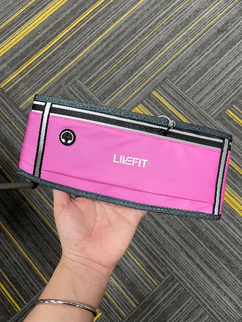 Xịn luôn ae, túi đeo chạy bộ này mình đeo chạy đường dài luôn mà vẫn nằm yên nha ae,ko tuột. Chất liệu thì vải mềm mịn, ko gây cọ sát nha