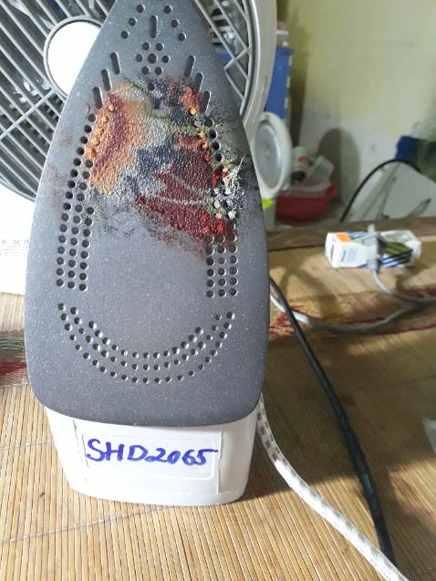 Bàn là nhận được không phải bàn là của hãng Sunhouse, bàn là nhận được để trong hộp giấy Sunhouse cũ, bên trong là bàn là fake toàn tiếng trung quốc. Khi đổ nước vào thì nước rỏ ra bên ngoài. Nói chung mọi người cân nhắc khi mua, đừng để bị như mình, như bị ***