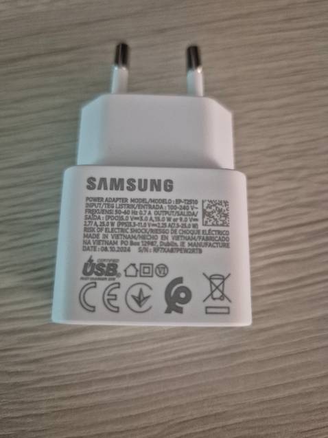 Đóng gói cẩn thận, tặng kèm cáp, có chạy "sạc siêu nhanh" của SS lun