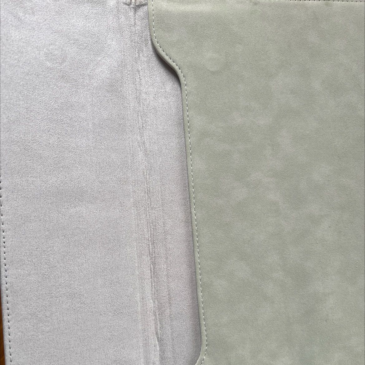 Màu sp ko giống, chất liệu da cứng.