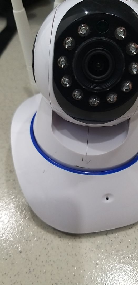 Camera mới nhận đã bị trầy xước như hàng cũ. Nhân viên giao hàng không đồng ý cho kiểm tra hàng bên trong thùng (bán hàng tốt thì sao lại sợ như vậy). Hàng mới nhận nên yêu cầu đổi lại hàng mới. Mình đó giờ mua hàng bên TiKi rất nhiều lần nhưng lần này thất vọng với chất lượng sản phẩm. Sẽ cân nhắc hạn chế mua hàng trong những lần tới