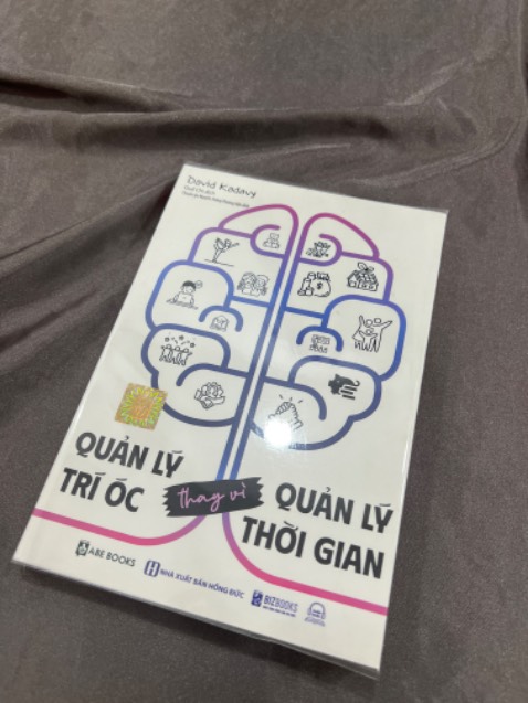 Sách ok,giao đúng hẹn, bọc sách ổn, dính dơ vân tay ở cuối sách hơi không hài lòng tí.