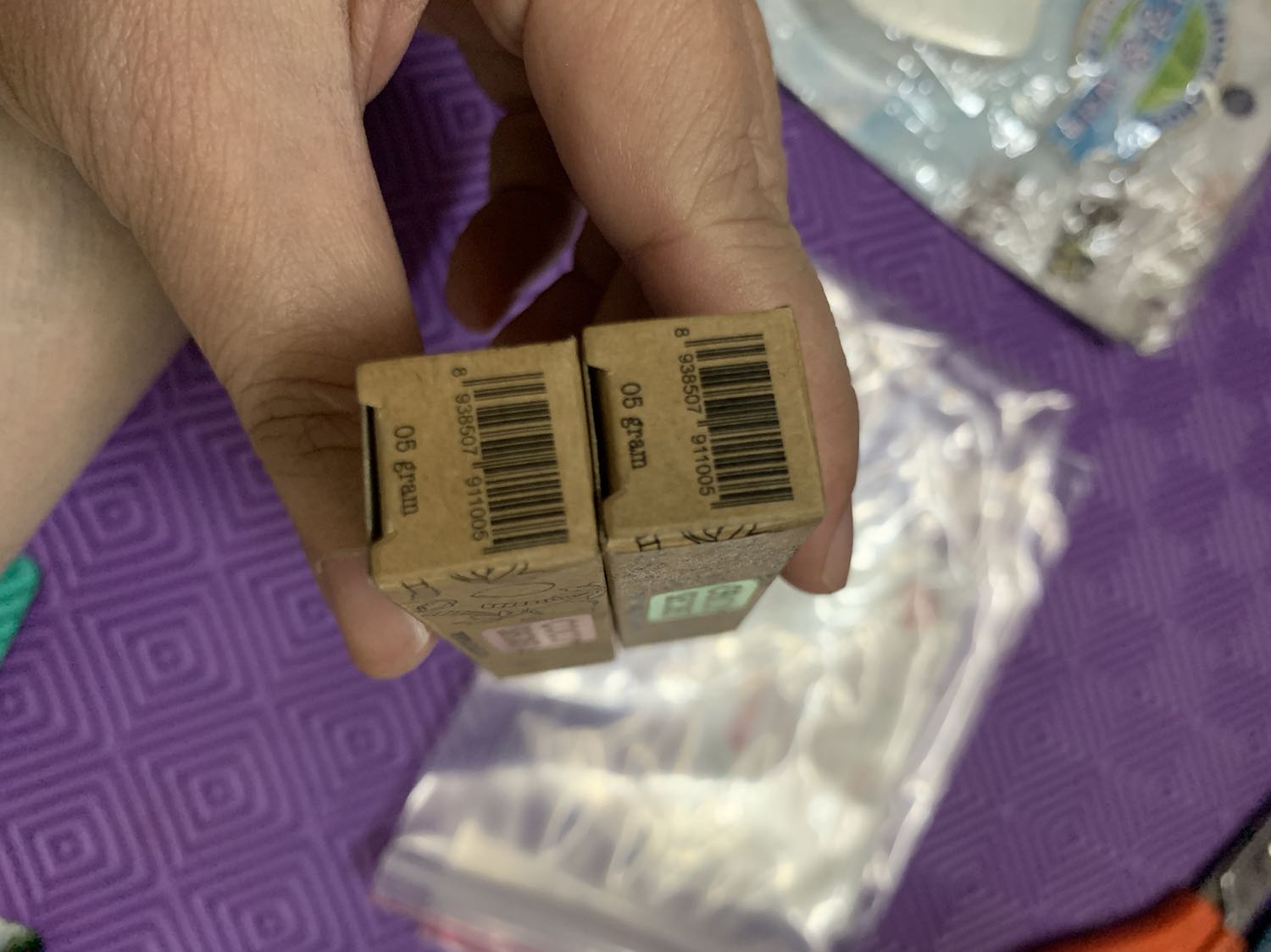 Mua 2 sản phẩm khác nhau nhưng trên hộp có cùng 1 mã vạch giống nhau, cùng công ty mà sao trên hộp in khác website, 1 hộp có QR code hộp thì không. Son gấc mà thành phần không thấy có nội dung thể hiện có thành phần gấc bao nhiêu %. Cảm giác 2 hộp thì có 1 hộp như hàng nhái vậy. Shop nên kiểm tra lại bao bì nhãn của sản phẩm khi bán cho KH. 
Điểm cộng là shop có đính kèm giấy hướng dẫn chăm sóc sức khoẻ, điều đó thật tuyệt vời