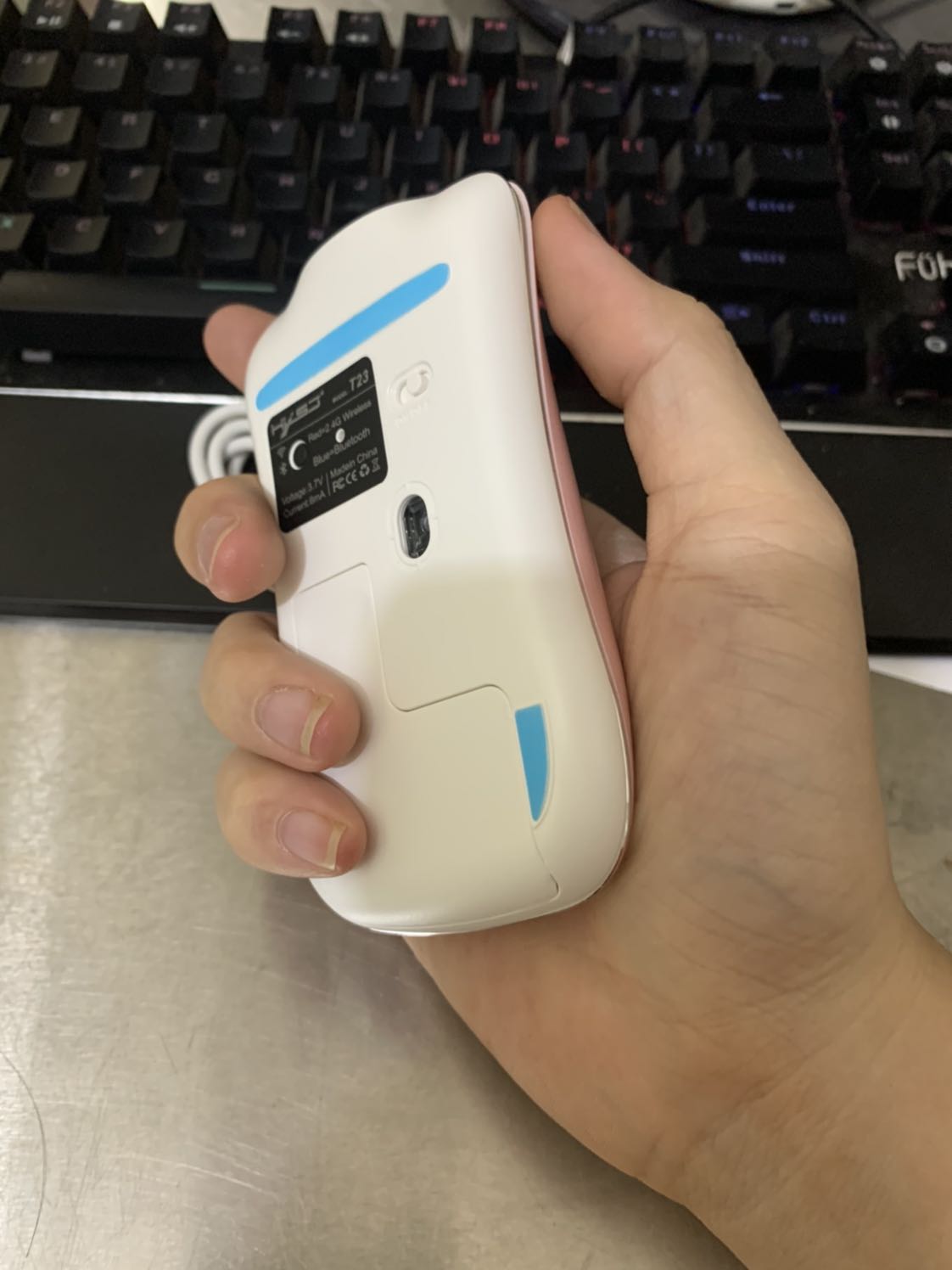 Chuột khá mỏng và nhẹ, màu sắc rất nữ tính, thích hợp cho các bạn nữa làm việc văn phòng, mang đi du lịch hay đi dã ngoại cũng rất phù hợp. Mình rất hài lòng với sản phẩm này