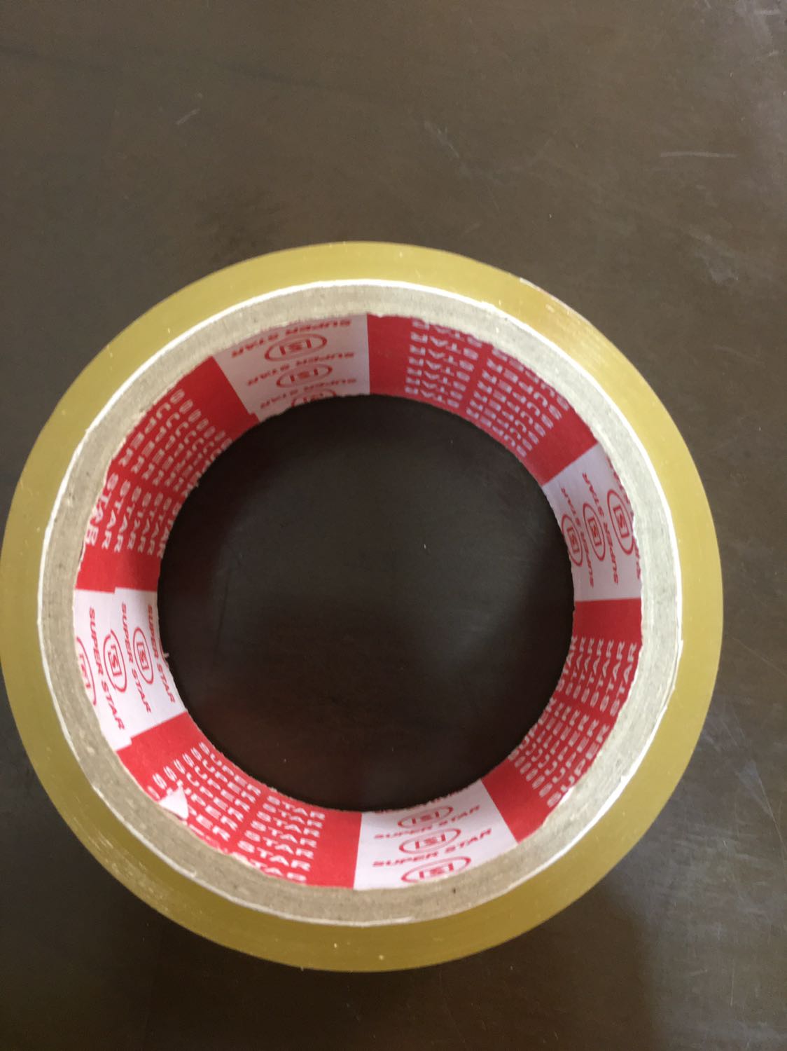 2 cuộn băng keo này mới bằng 1 cuộn bình thường. Trời ơi, tưởng sale thật, ai ngờ sale ảo... sợ thật! So sánh ngay cái cuộn em đang xài bữa giờ luôn nha shop!