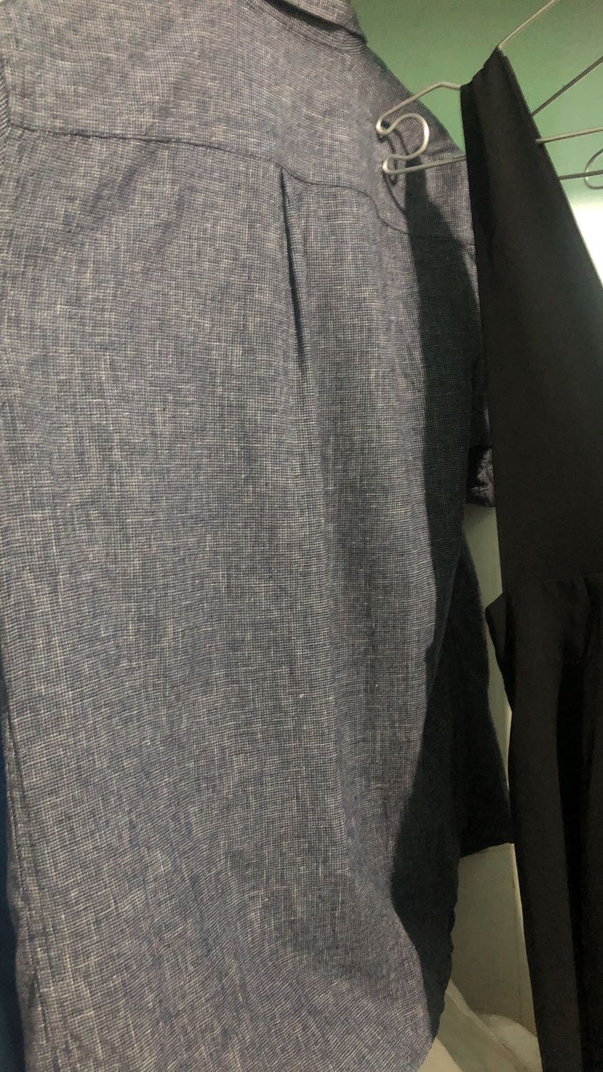 Mình mới nhận hàng hôm qua, giao hàng đúng hẹn lại miễn phí ship nên rất hài lòng khoản này. 
Hàng được đóng gói cẩn thận, có lưu ý hàng dễ vỡ cần nhẹ tay. Mình ủi thử áo sơ mi vải thô thấy oke nè, riêng vị trí nách áo chưa tìm đc cách kéo thẳng nên ko ủi đến đc :)))
Túm lại là mình hài lòng mãn nguyện vì ủi áo nhanh hơn nhiều.