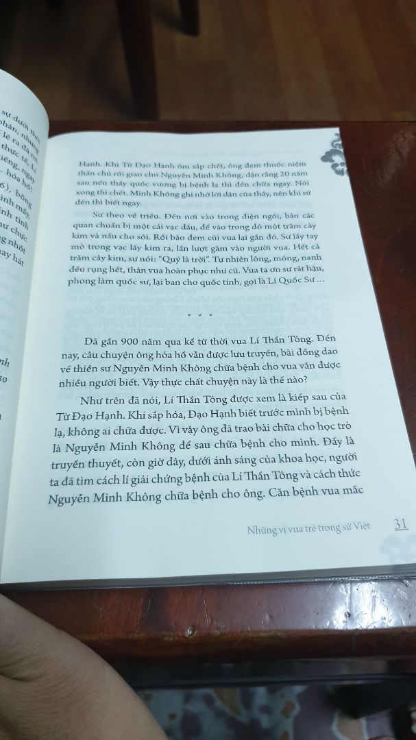 sách hay.trình bày đơn giản dễ hieu.giup ng doc co them nh kiến thức ve lich sử