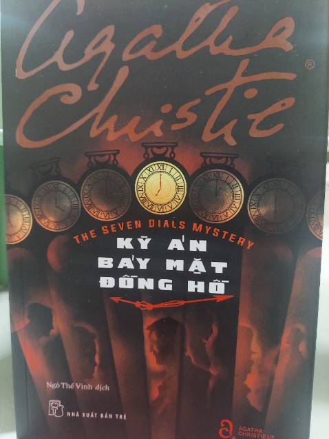 Không có Hercule Poirot hay Mrs Marple rõ ràng làm bớt đi nét những nét duyên, dí dỏm trong tác phẩm. Một câu chuyện chưa đủ hay cùng với cách kể chuyện khá rời rạc, có lẽ đây là tác phẩm kém cuốn hút nhất đến nay của Agatha Christie với cá nhân người đọc dù vẫn có một cái kết bất ngờ.