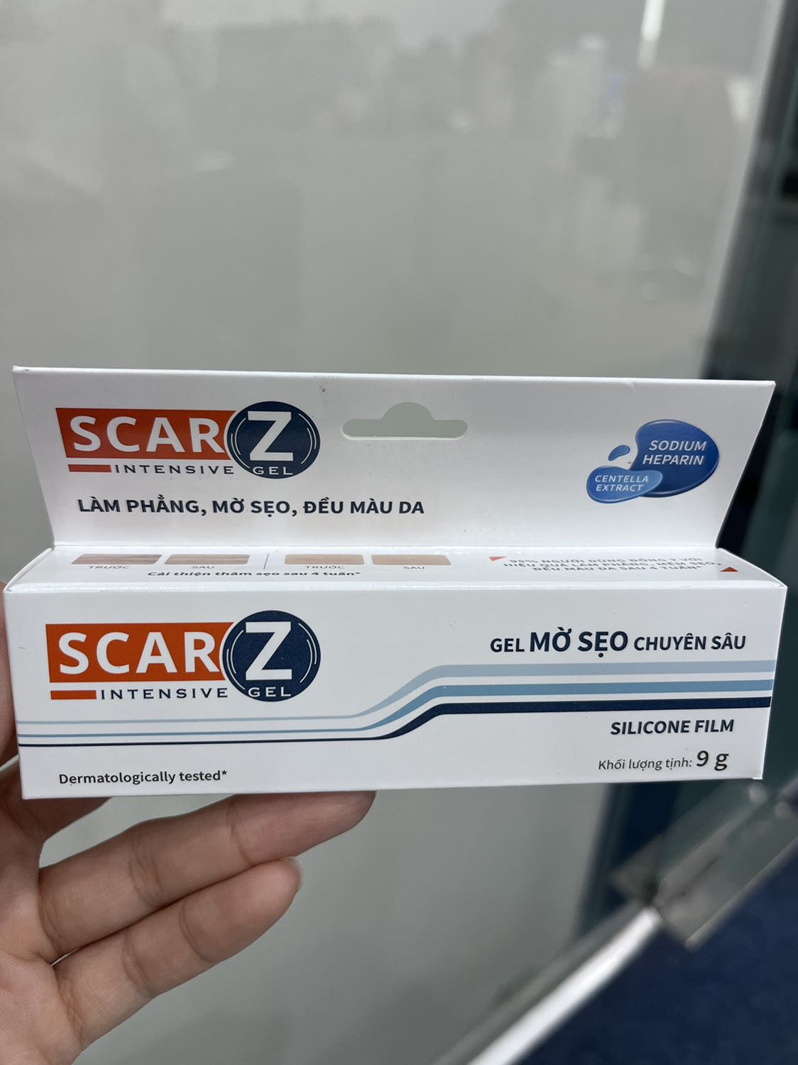 Của mình là sẹo phẩu thuật hồi bé, lâu lắm rồi với cũng thử nhiều dạng trị sẹo mà chưa được như ý. Nay thử tới tuýp này của Rohto
Tuýp gel 9g nên be bé thôi, bỏ theo trong túi đồ cá nhân cũng được
Trước mắt phần da bị thâm quanh vùng sẹo cũng đỡ khá nhiều, mà do sẹo cũng lâu năm nên mình nghĩ chắc xài thêm tgian nữa mới biết được
Mà kệ có hiệu quả là được, tại mua 2 tuýp lận mà =))