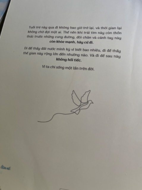 Sách có nhiều hình ảnh rất đẹp.
Những chia sẻ chân phương từ cô gái trẻ ưa ngao du, dám dấn thân.