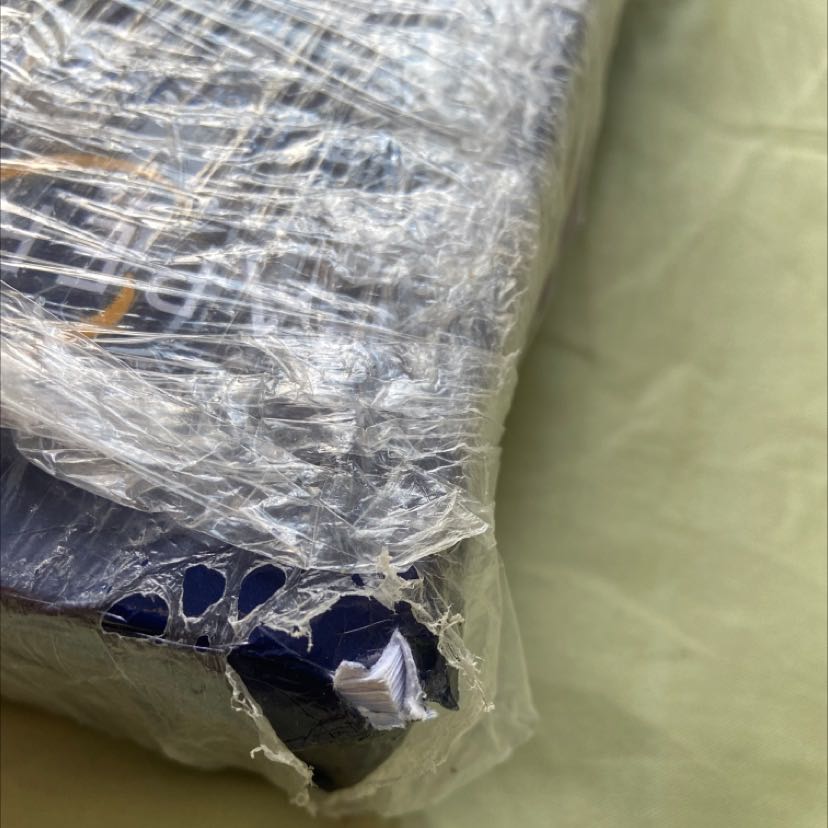 Bao bì cẩu thả, giấy bị hư hết góc. Khi mình hỏi anh nhân viên giao hàng, giấy bị hư góc vậy thì trả lời mất lịch sự "Không biết, nhận sao giao vậy". Mình muốn trả lại hàng và sẽ không bao giờ mua ở đây nữa.