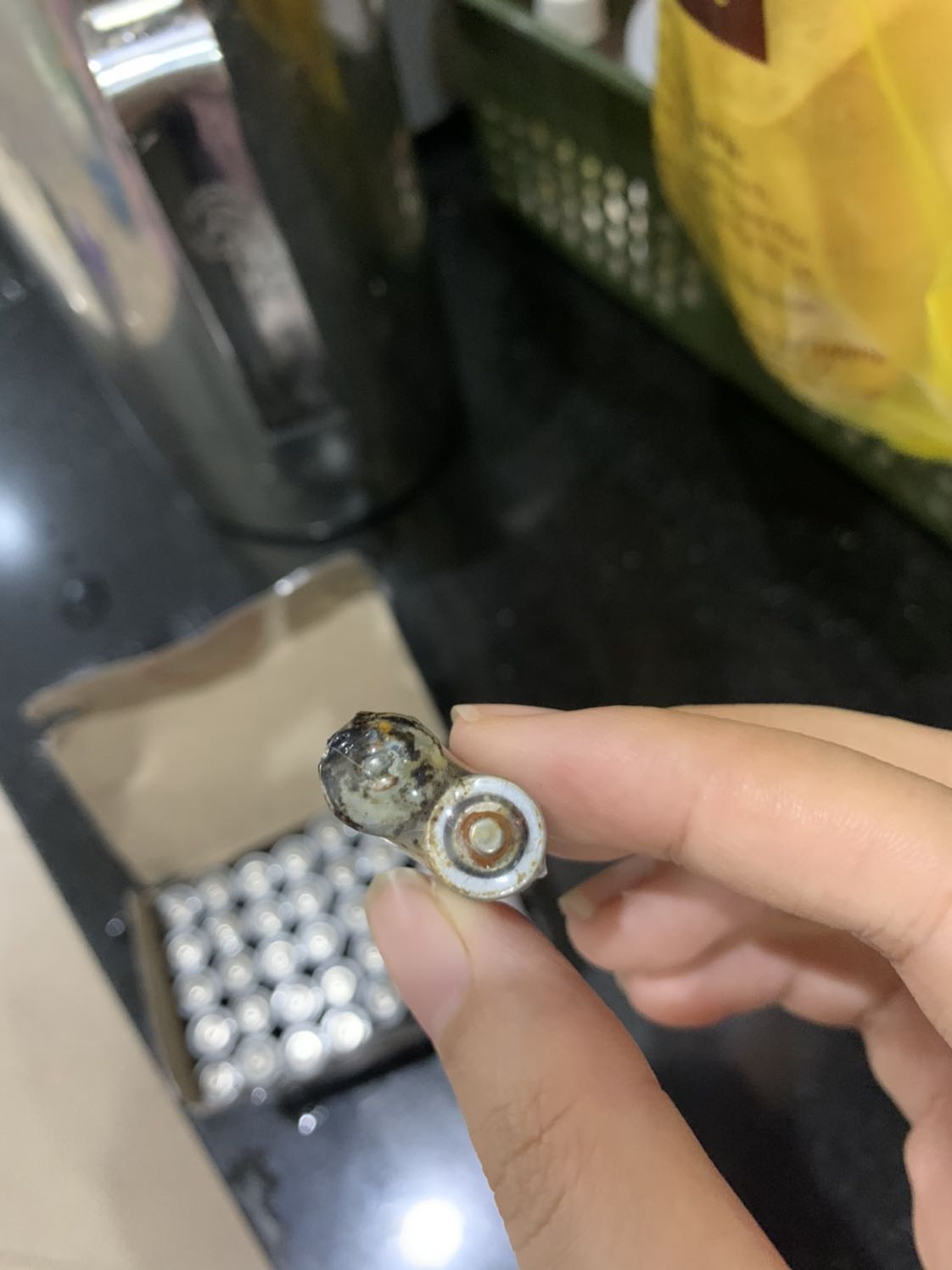 Mua 1 hộp pin mà dán băng keo chằng chịt hộp, ko nguyên tem. Khui ra thì thấy như này đâu, này là shop cố tình bán như vậy cho khách hàng. Quá thất vọng!!!