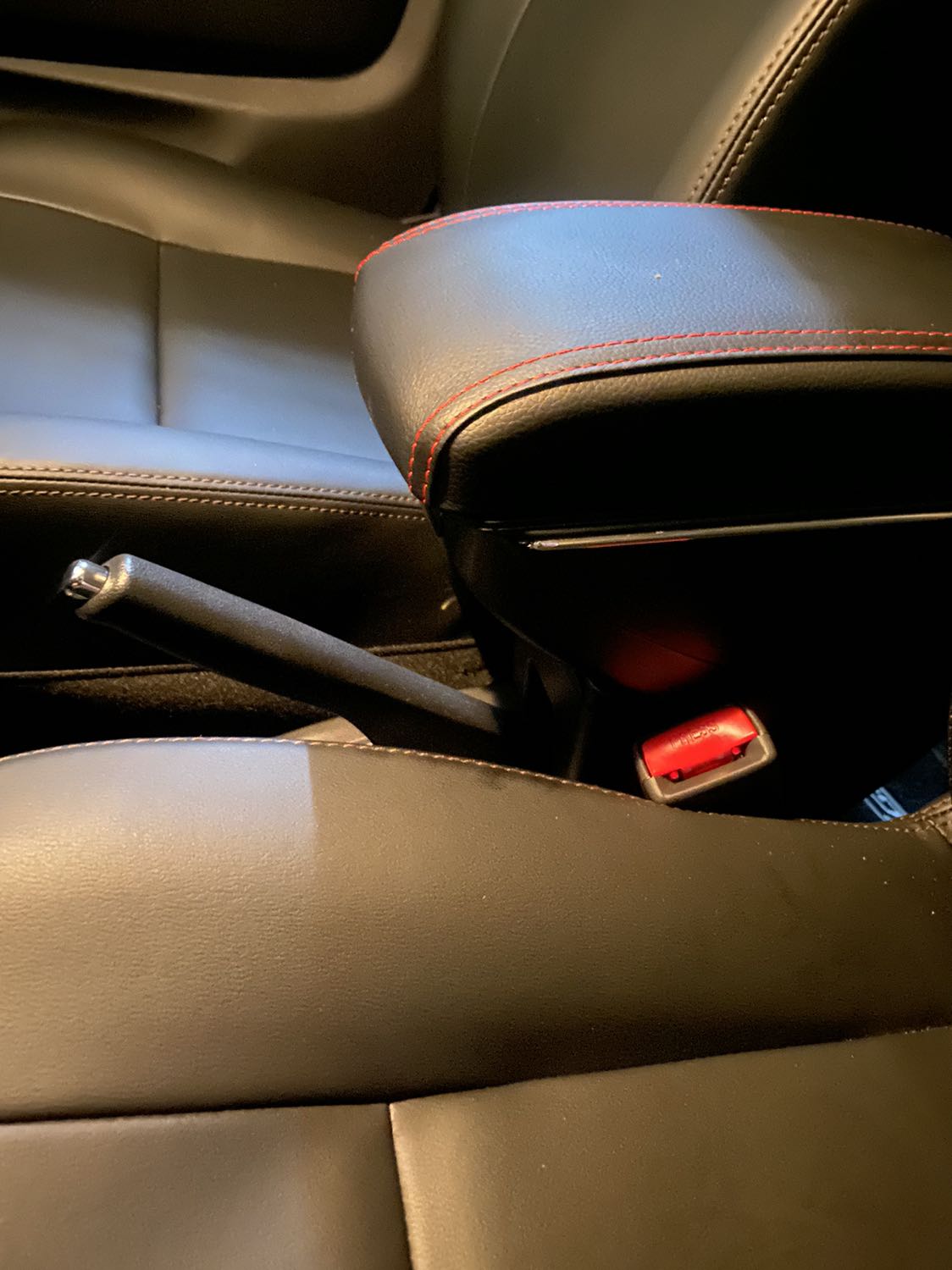 Sản phẩm này gắn vào làm cho thao tác kéo phanh gặp khó khăn. Khi gắn vào xe cũng không được chắc chắn, hơi sục sịch khó dùng