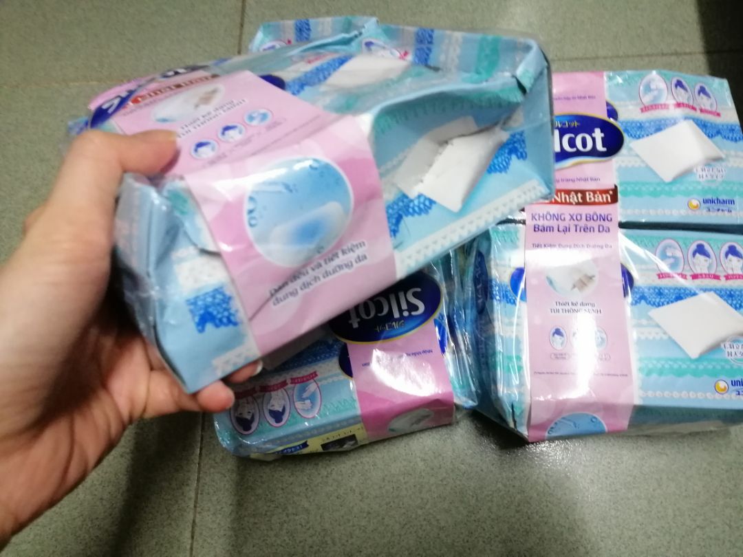 Mua bông tẩy trang bên Tiki ko biết bao nhiêu lần nhưng lần này quá thất vọng. Đây là hóa mỹ phẩm dùng trên mặt thì ít ra cũng nên đóng gói vào thùng, đằng này quấn đúng 1 lớp bọc bên ngoài thì tự hỏi giao đến tay nát cỡ nào??? Tức quá nên mới vào trang thì thấy khá nhiều đánh giá phàn nàn về việc đóng gói cũng ko thấy Tiki thay đổi gì, quá thất vọng!!!!!! Thủ tục đổi trả mùa dịch thì rườm rà nên nhận hàng te tua kiểu này chỉ biết ngậm bồ hòn