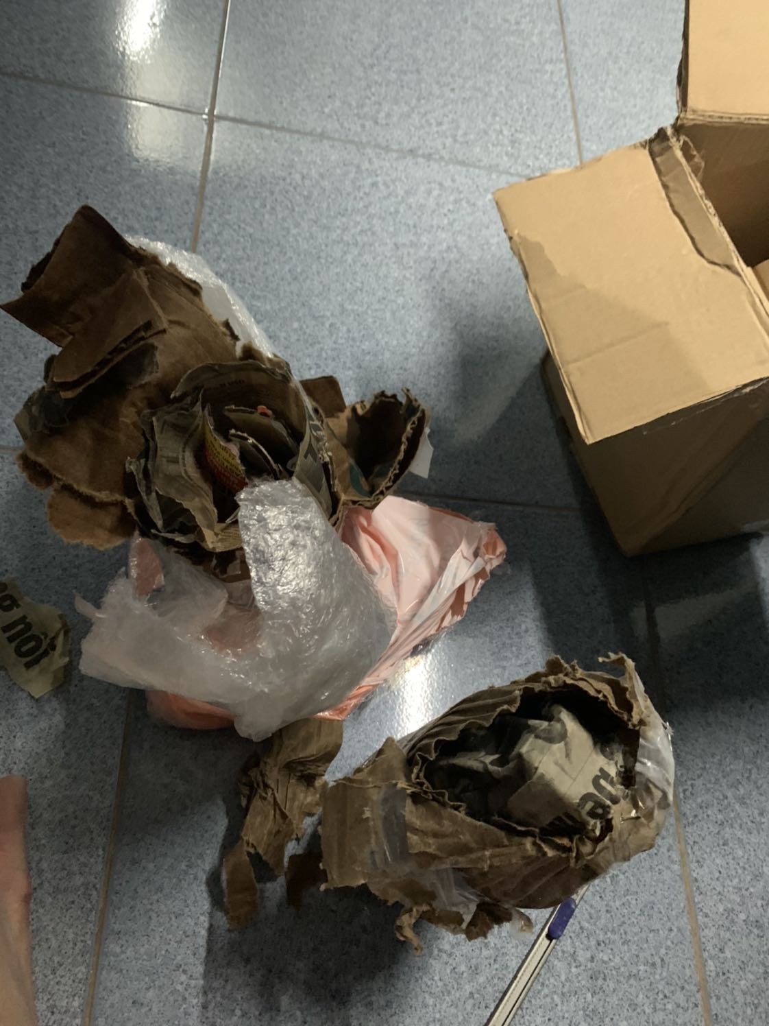 Mua 2 chai mà bị bể mất 1 chai. Thất vọng thật sự. Mong tiki xem lại ?