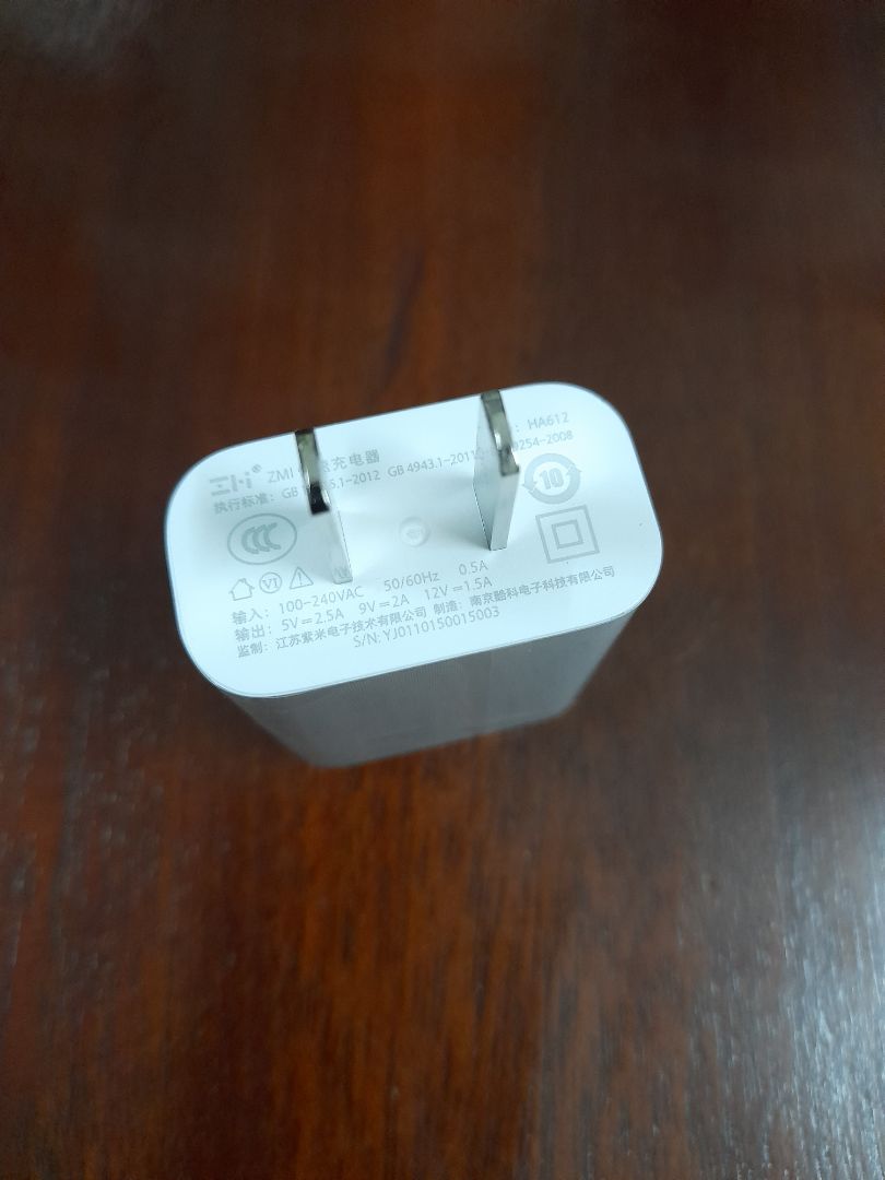 Giao hàng nhanh. Hàng chính hãng nguyên seal, nhưng ko biết tại sạc hay máy mà sạc ko được nhanh lắm.