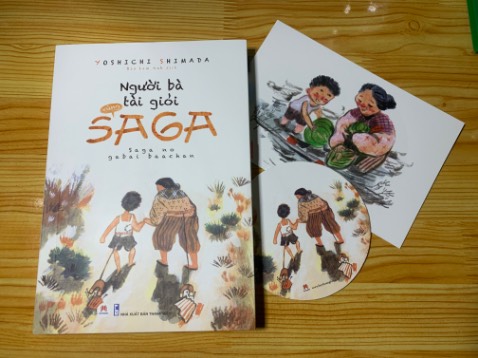 Mình viết những dòng này vào lúc 5h sáng sau khi đọc một lèo không dừng lại được. Chỉ đơn giản là những mẫu chuyện đời thường rời rạc, nhưng sao lại cuốn hút đến lạ.
Câu chuyện bắt đầu khi cậu nhóc 8 tuổi Akihiro buộc phải rời Hiroshima về vùng quê Saga và sống cùng bà ngoại. Những tưởng tuổi thơ cậu sẽ gắn liền với sự nghèo khó và buồn tẻ nơi đây, nhưng chính mảnh đất khỉ ho cò gáy này đã mang đến cho cậu những ký ức đầu đời đẹp đẽ khó quên nhất, tạo nền móng vững chắc cho sự trưởng thành của cậu sau này.
 Dù luôn sống trong cảnh ăn không đủ no, mặc không đủ ấm nhưng bà Osano, ngoại cậu, luôn giữ cho mình một tinh thần lạc quan, vui vẻ và sẵn sàng sẻ chia. Đối với việc ăn uống, bà dè xẻn từng tí, vậy mà khi ai đó cần sự giúp đỡ, bà đã chẳng ngần ngại đưa tay. Bà sống và cho đi bằng những gì mình có, không than vãn, không mong cầu.
Có rau ăn rau, có dưa muối thì ăn dưa muối, chẳng bao giờ than trời trách đất, ấy vậy mà bà đã ép con gà mái duy nhất trong nhà phải đẻ vào sáng ngày Akihiro tham gia hội thao, chỉ để cậu có một hộp cơm trứng cuộn đủ đầy dinh dưỡng. “Đẻ đi, đẻ đi”, đọc đến đây làm tim mình quặn thắt, những thứ tốt nhất bà luôn muốn dành hết cho cậu, dù cái đói cái nghèo vẫn đeo bám cuộc đời bà không buông. 
Cuộc sống thôn quê nghèo khó là thế, nhưng không khó bắt gặp những sự tử tế chân thành từ bất cứ đâu. ở trường học, nơi các thầy cô giả vờ đau bụng liên tiếp mấy năm liền, chỉ để đổi hộp cơm và cho cậu ăn một bữa thật ngon vào ngày hội thao. Hay bác bán đậu phụ dạo, bác cố tình chọc thủng một tảng đậu phụ chỉ để bán cho bà cháu cậu giá bằng 1/2 so với tảng nguyên. Và còn nhiều, nhiều nữa những điều tử tế đáng trân trọng trong cuốn sách chỉ vỏn vẹn 213 trang này. 
Rất rcm mọi người đọc cuốn này, nó đã chữa lành tâm hồn mình, chữa lành một tuổi thơ không lấy gì làm đẹp đẽ..
“Lòng tốt, sự tử tế là khi ta không để ai nhận ra việc mình làm.” 
“Cần gì phải có quần bơi! Bơi bằng thực lực của mình ấy.”