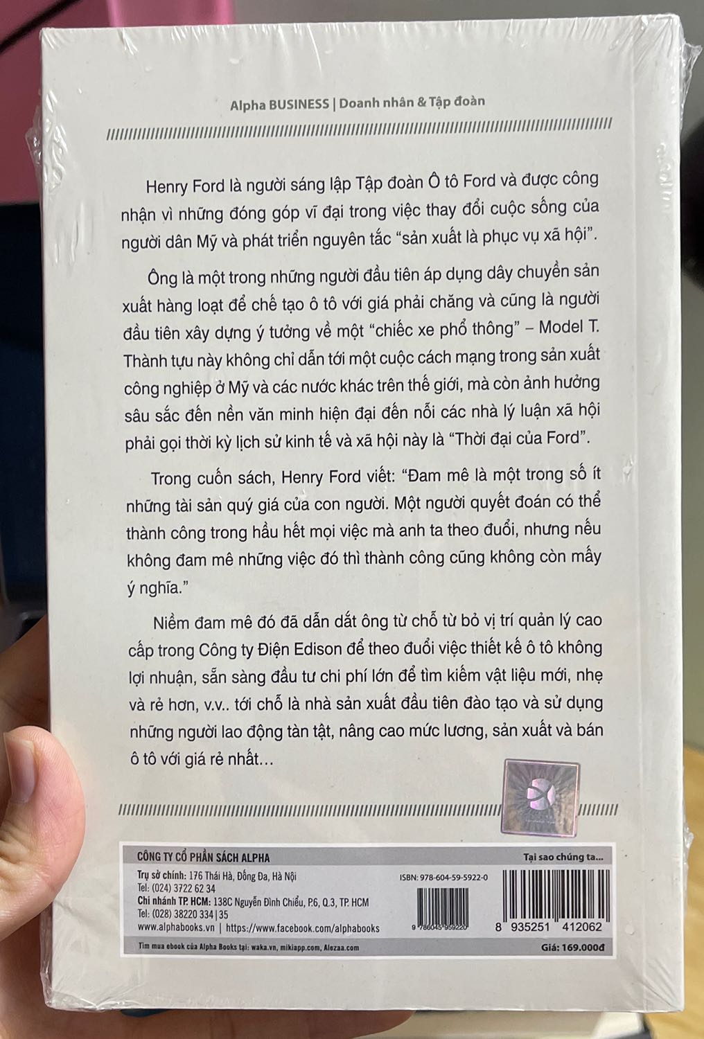 Sách còn nguyên bìa, không bị bẩn hay rách khi mua tại Fahasa. Đọc cuốn này xong bạn sẽ hiểu rõ hơn về triết lý kinh doanh của Henry Ford, thấy rõ cái tầm của một trong những nhà kinh doanh thành công nhất nước Mỹ mọi thời đại. Chịu khó tư duy chút sẽ hiểu vì sao Việt Nam chưa có được nhiều tỷ phú kiến thiết thế giới.