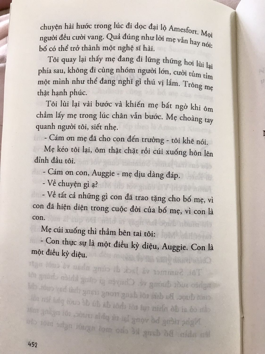 Mình vừa mới đọc xong câu chuyện. Cảm xúc đầu tiện lắng đọng lại là sự bình an và lòng biết ơn cuộc sống, biết ơn mọi thứ xung quanh ta. 

Câu chuyện có giọng văn nhẹ nhàng, thanh thoát, nhấn mạnh sức mạnh kỳ diệu của tình bạn, tình yêu gia đình. Đặc biệt, câu chuyện của cậu bé August nhấn mạnh rằng: mỗi người chúng ta đc sinh ra trên thế gian này đều là 1 món quà. Mỗi ngày chúng ta sống và phát triển trong thế giới này đã là 1 điều kỳ diệu. Hãy cứ là 1 người tử tế, khiếm nhường và vị tha, thế gian xung quanh bạn sẽ từ đó mà ủng hộ bạn