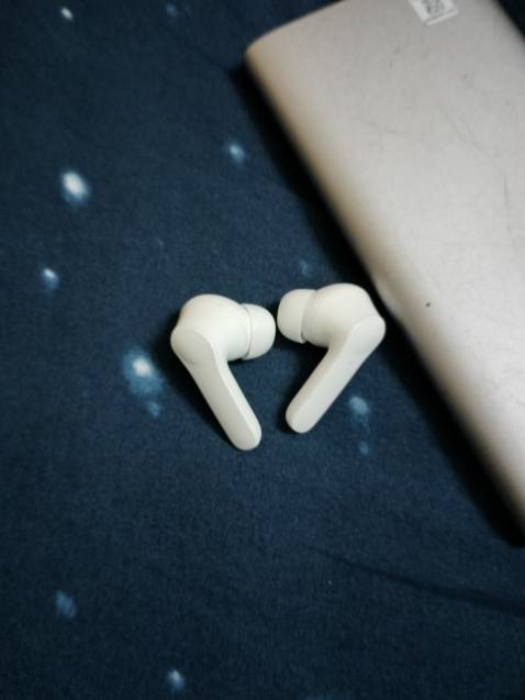 Pin tốt quá, mình sạc dock đầy mà nghe cả sáng và chiều chưa hết pin! Âm thanh tốt, bass ổn - chống ồn cực ok, vừa lái xe vừa đeo tai nghe thì khó nghe tiếng ồn xung quanh lém...