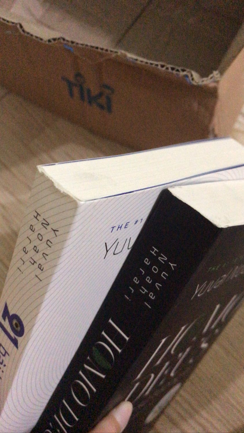 Giấy mịn, đẹp. Mình đặt từ ngoài HN vô, vận chuyển qua nhiều nơi khiến 1 phần góc sách và mép bị quăn, do sách không được bọc kỹ, chỉ để cuốn sách trơn trong box tiki thôi :< box thì bị móp và rách nặng. 
Khuyên mọi người nên đặt gần, giao nhanh với để tránh vận chuyển nhiều gây hư hao sách, tiếc lắm :