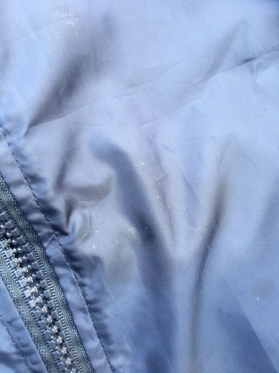 Áo rất nhiều vết dầu máy,hình như dầu máy khâu thì phải