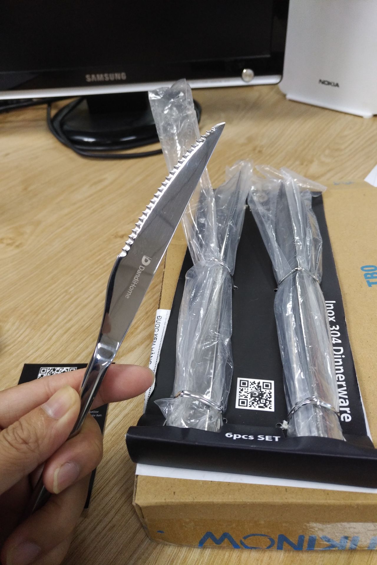 giao hàng sớm 1 ngày so với dự kiến. đóng gói rất cẩn thận, dao sắc và hoàn thiện rất đẹp