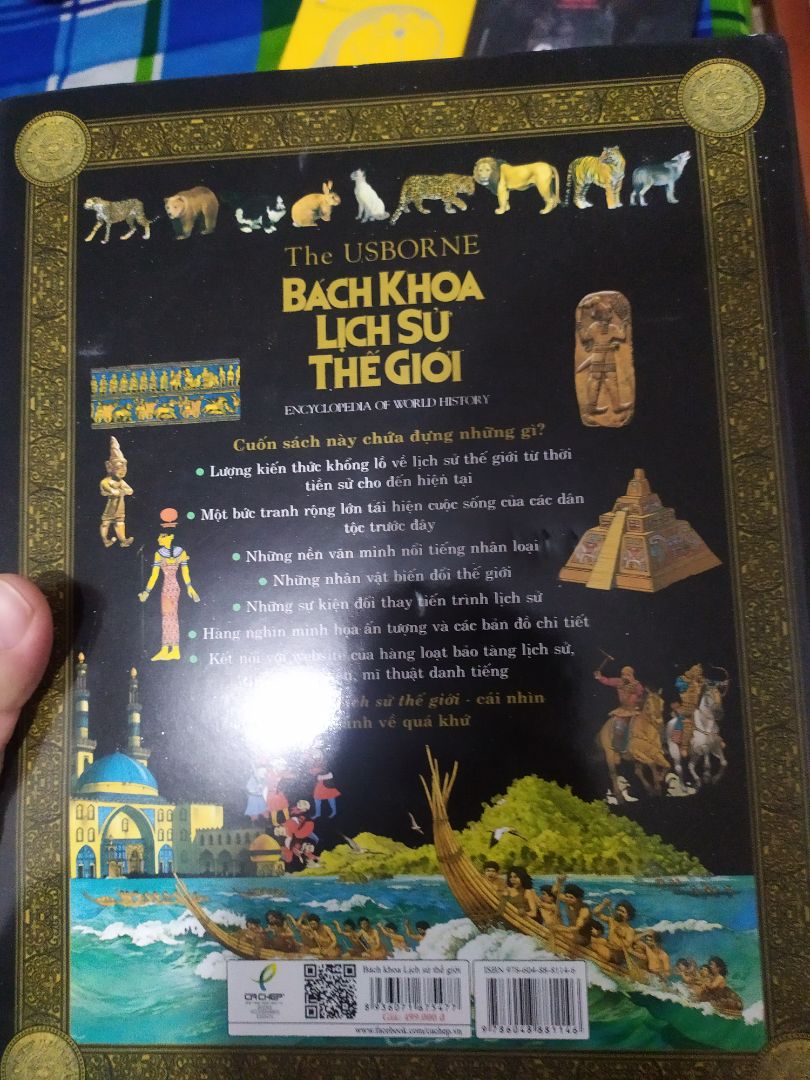 Quyển sách lịch sử quá đẹp, quá hay đến từ nhà Đông A.
Bạn mà cầm trên tay quyển này là bạn sẽ suýt xoa cho xem, vì sao vậy ?
- Hình thức, trình bày: Sách được in trên giấy bóng dày, màu in rất đẹp, không bị lem hay chảy màu. Bìa cứng dày in nhũ dập nổi tiêu đề đẹp mê ly luôn á. Mục lục trình bày theo logic từ tiền sử xa xưa đến 500 năm gần đây, độc giả dễ theo dõi sách.
- Nội dung: Sách trình bày lịch sử của nhiều lĩnh vực trong xã hội, mỗi bài có nhiều hình minh hoạ rất đẹp, bắt mắt, không nhàm chán. Cung cấp chuỗi kiến thức khổng lồ nhưng thú vị cho người đọc. Nội dung sách thích hợp với mọi người, mọi lứa tuổi.