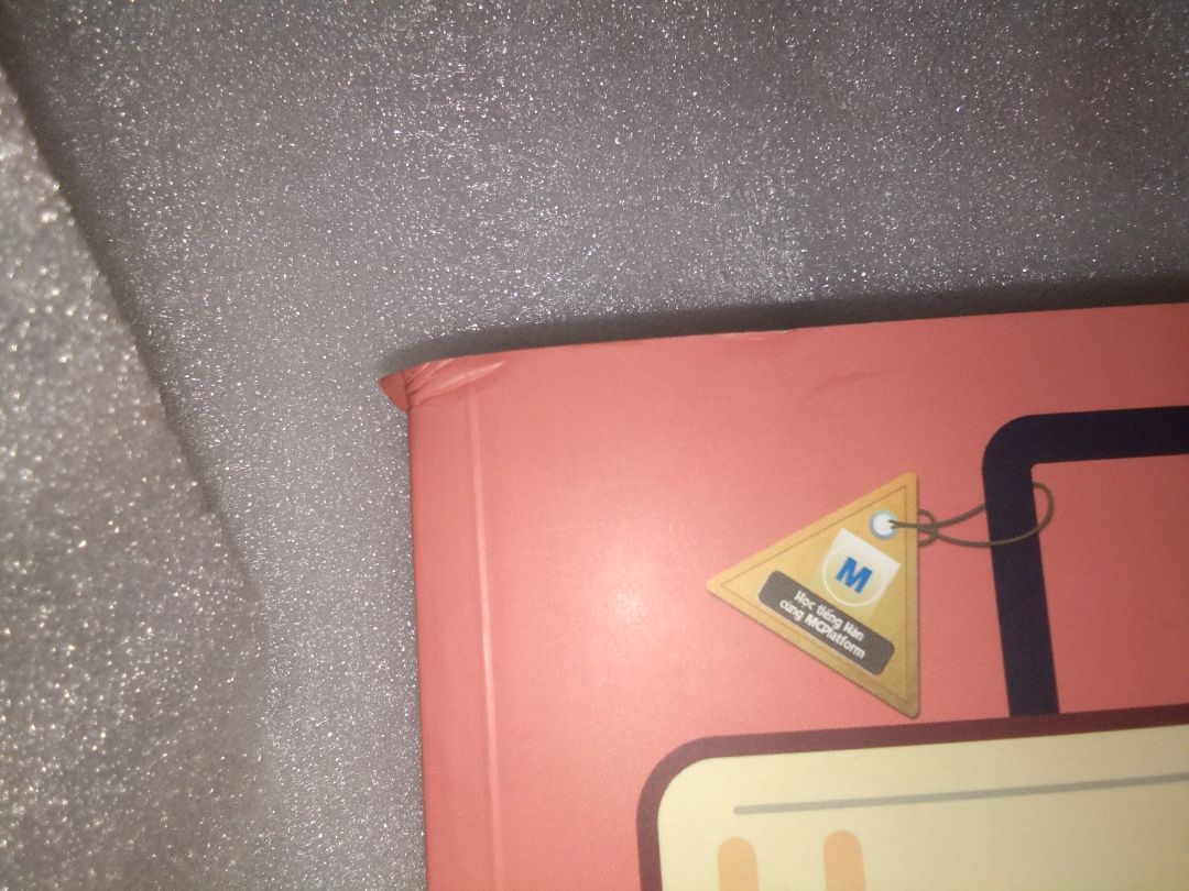 vô cùng thất vọng khi nhận được hàng, đầu tiên là hộp bị méo mó,  nhăn nheo đủ chỗ. sách bên trong thì bị bẩn nhưng lau sạch được, chỉ có cuốn này là bị tróc ở gáy sách,  mặt trước còn có dấu  nữa chứ,  chán thật sự luôn vô cùng thất vọng khi nhận được hàng, đầu tiên là hộp bị méo mó,  nhăn nheo đủ chỗ. sách bên trong thì bị bẩn nhưng lau sạch được, chỉ có cuốn này là bị tróc ở gáy sách,  mặt trước còn có dấu  nữa chứ,  chán thật sự luôn